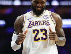 九游-包含詹姆斯回归赛场，回归赛场首场状态亮眼，FPX观众沸腾！的词条