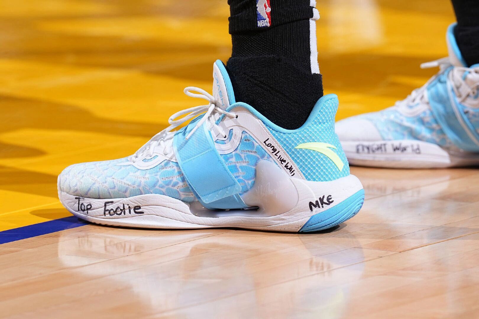 九游娱乐-JackeyLove在勇士比赛中回归赛场，出色防守引发热议！的简单介绍