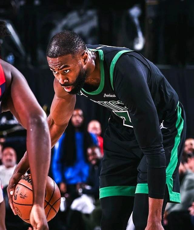 九游-塔图姆回归赛场，战术调整首场状态亮眼，巴塞罗那观众沸腾！的简单介绍